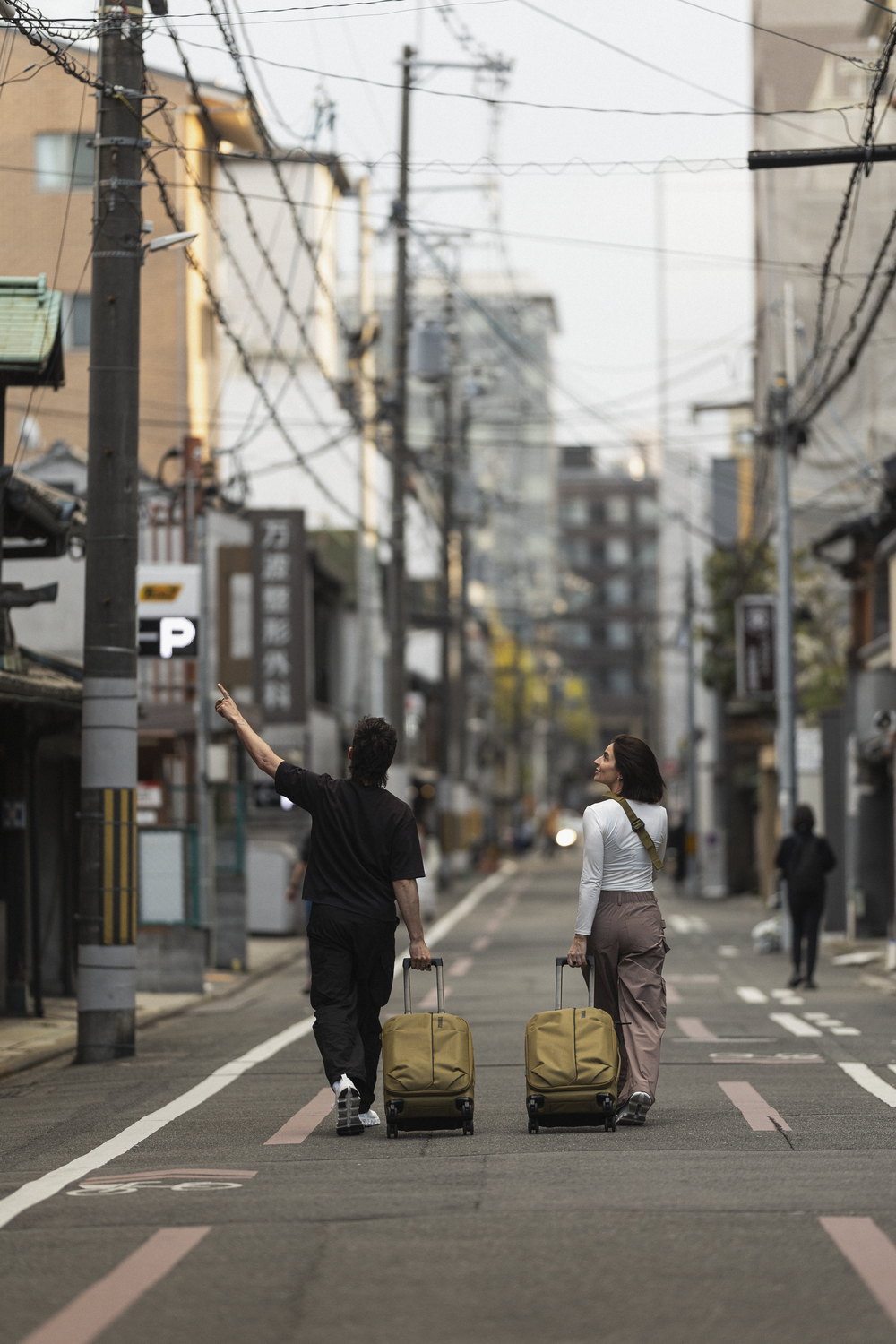 Small-Thule_Aion_Carry-on-spinner_Sling-bag_LS_Kyoto_250406_9108